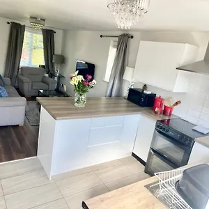  Holiday home Cheerful 2-bedroom With Free Parking