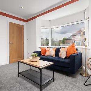  Holiday home Shawe House - 10 Minute Mcr Airport - Free Parking